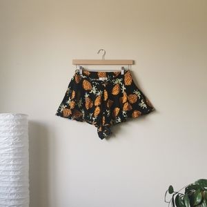 Ava. Shorts in Pineapple Print